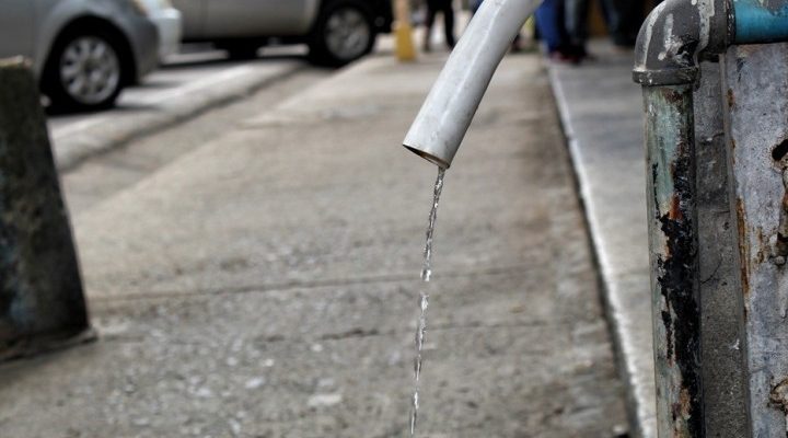 Vecinos de La Frontera de Tucupita denuncian interrupción del servicio de agua