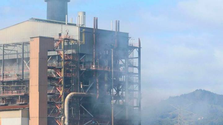 Inquietud en Soto de Ribera: el carbón de las tolvas despide un fuerte olor y humo (y esto dice la empresa)