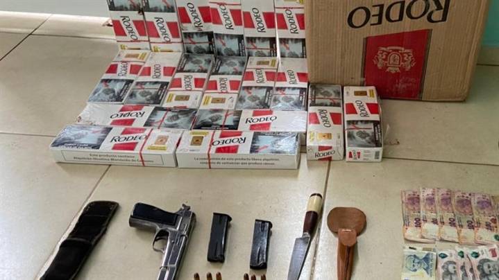 Quitilipi: detienen a dos jóvenes con un arsenal de armas y un cargamento ilegal de cigarrillos