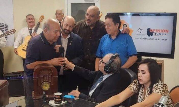 Entregan cronistas de Chihuahua reconocimiento a Marco Antonio Guevara