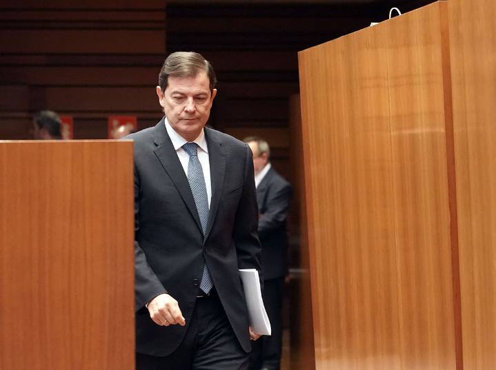 Mañueco pide “elevar el debate” en el inicio de su comparecencia: “No creo que sea momento de intentar obtener réditos partidistas con los incendios”