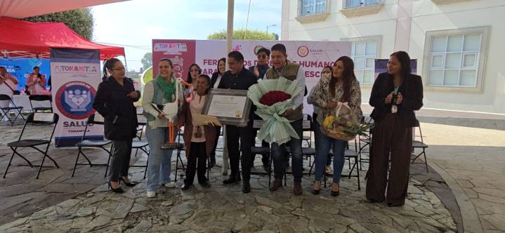Reconocen labor de partera en Tonanitla por 56 años de asistencia