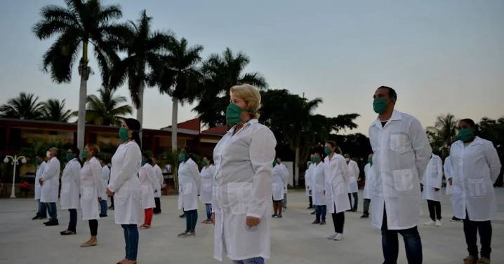 México paga $100 millones por médicos cubanos, sin datos claros de su efectividad