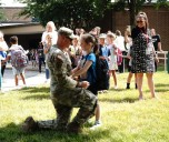 Soldier surprises first-grade daughter with homecoming
