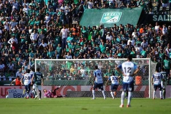 Igualan León y Tuzos con un penal por bando