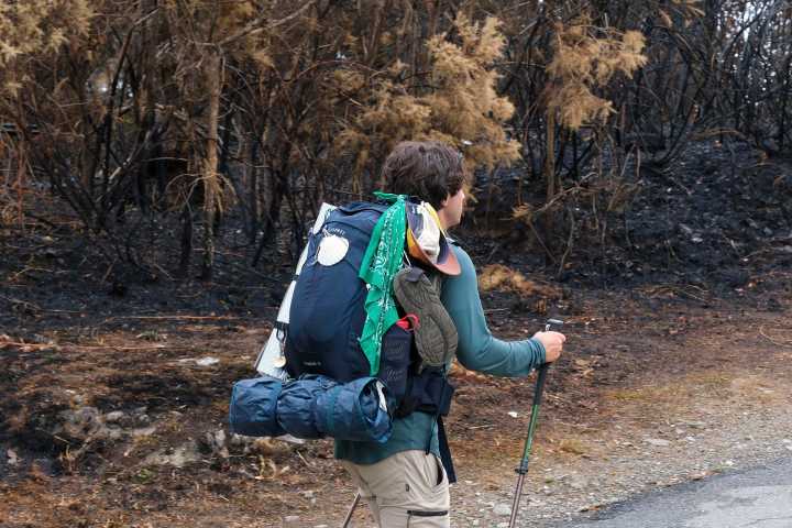Caminar a Santiago bajo cenizas y humo