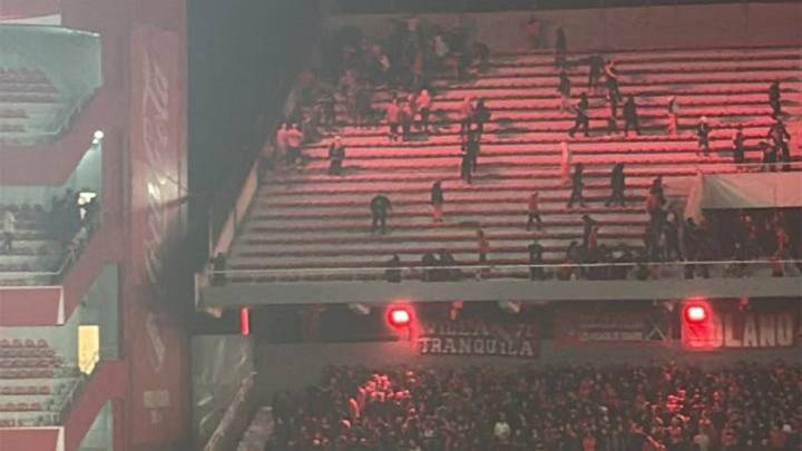 Grave: el momento en que la barra de Independiente ingresó a la tribuna visitante a atacar a los chilenos