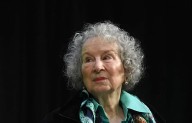 Censuran en Canadá la lectura de Atwood; lo prohíben junto a 200 libros más