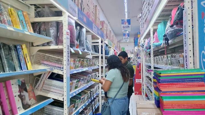 Vuelven las compras escolares: papelerías y tiendas lucen abarrotadas en Zamora