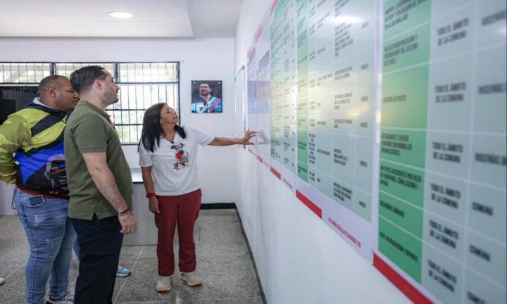Vicepresidenta sostiene reunión con vecinos de San Agustín