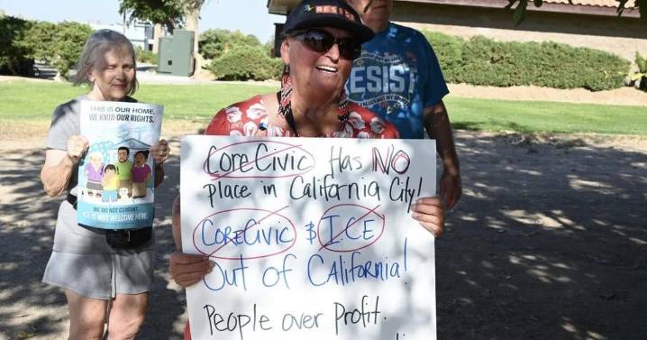 “No más jaulas”: Exigen transparencia en apertura de centro de detención en Kern