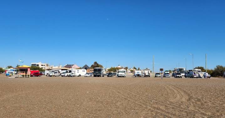 La hermosa playa de la Patagonia elegida por rodanteros de motorhomes, que se prepara para recibirlos