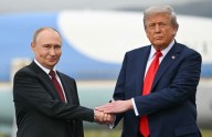 Con enérgico apretón de manos inicia la cumbre entre Trump y Putin