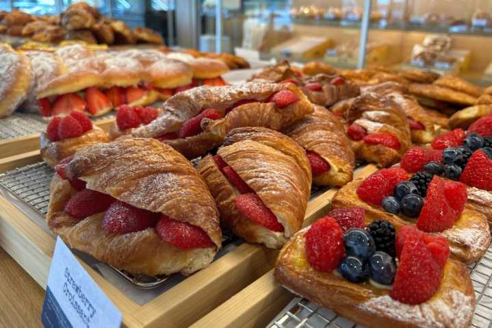 Paris Baguette serves baked goods, beverages in ...