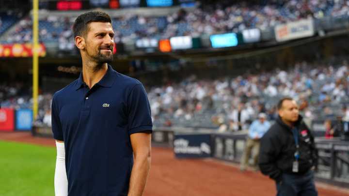 Djokovic hace el saque de honor en el estadio de los Yankees y deja a todos preocupados por lo visto en su brazo