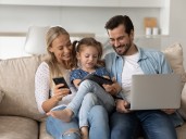 El uso de pantallas por parte de madres y padres también influye en el desarrollo del lenguaje de los niños
