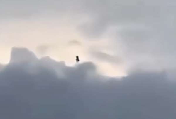¿Una bruja? Misteriosa figura humana aparece en el cielo y desata teorías en redes