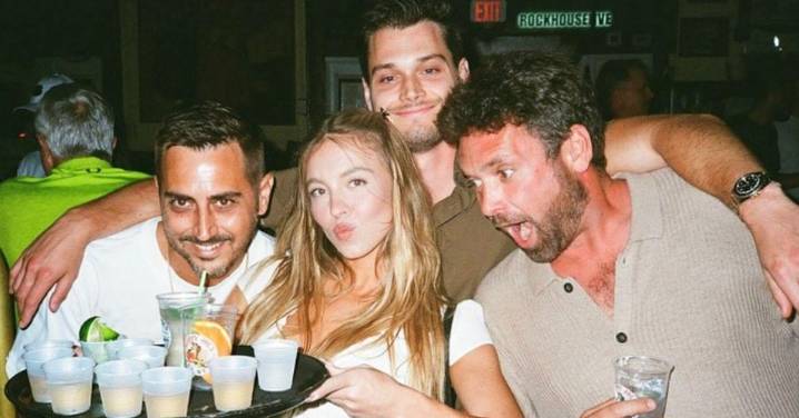 Sydney Sweeney Lets Loose at a Bar With 3 Men After Split From Fiancé Jonathan Davino: Photos