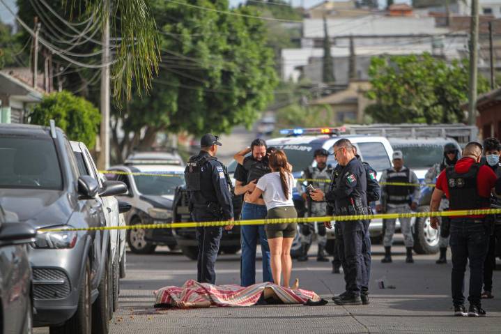 Asesinan un hombre en la colonia Jardín Dorado; autoridades localizan el auto donde huyeron los presuntos agresores