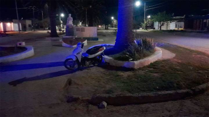 Dos menores en motocicleta fueron hospitalizados tras sufrir un fuerte accidente en Añatuya