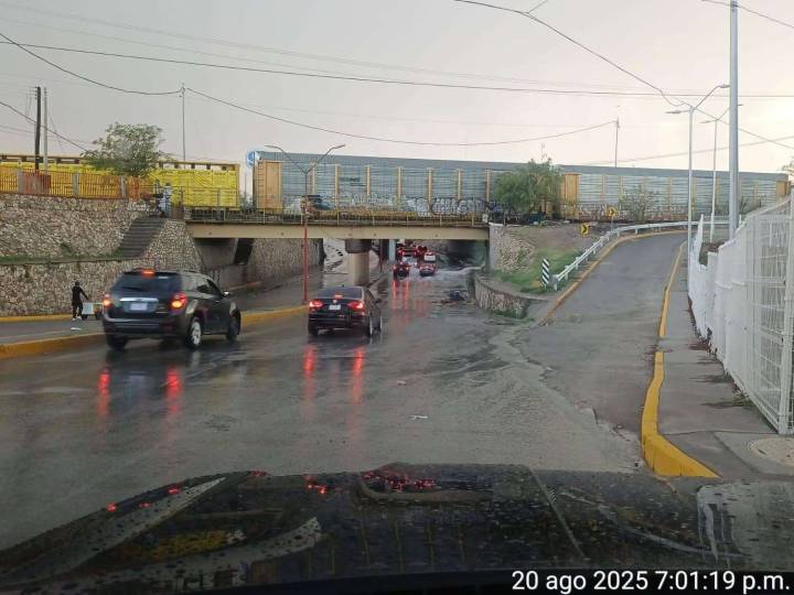 Mantienen abierto el paso a desnivel tras lluvias
