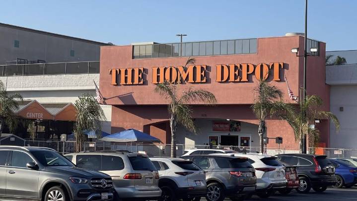 Inmigración se ensaña con estacionamiento de tienda en Los Ángeles con 4 redadas