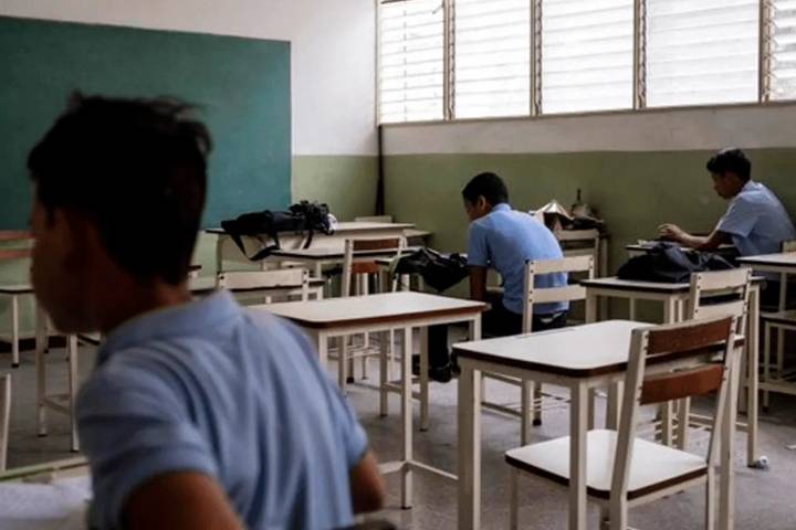 Leales siempre, educados nunca, por Roberto Patiño