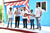 Gobierno del Pueblo sí cumple, destaca madre al recibir su nueva casa
