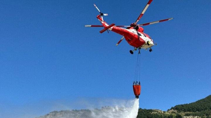 Incendio en Las Médulas: Madrid envía un helicóptero para reforzar la extinción