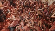 La Tomatina tiñe de rojo Buñol: las fotos de la batalla con más tomates del mundo