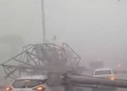 Fuertes vientos. Impresionante accidente en México: el momento en que un cartel gigante aplasta a un auto en plena tormenta