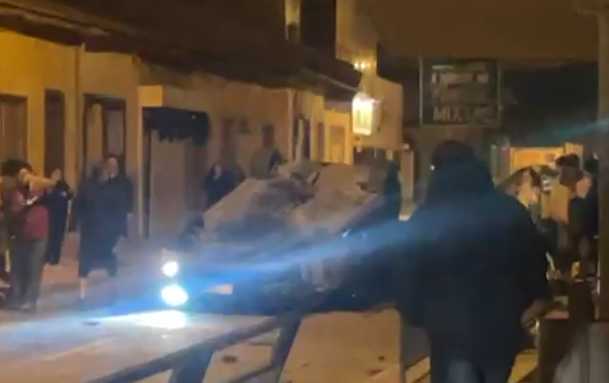 Video | Choque a poste termina con vehículo volcado en pleno centro de Copiapó