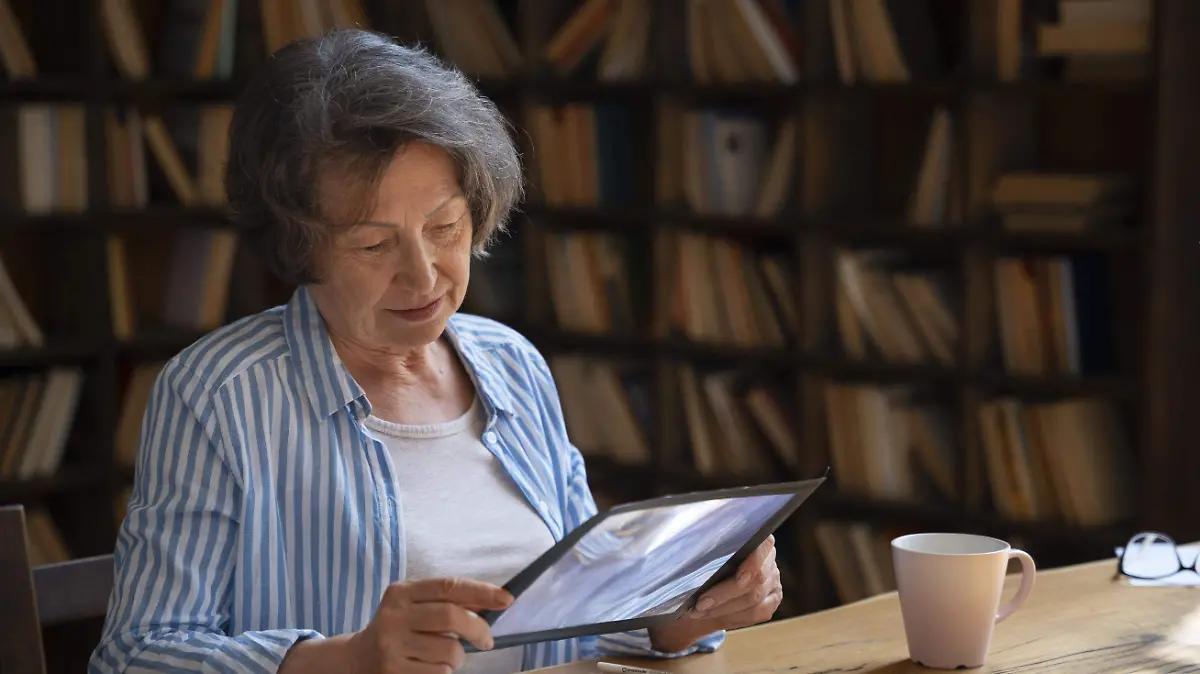 Leer a diario podría proteger tu cerebro del Alzheimer, ¡y la ciencia lo respalda!
