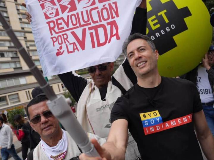 Daniel Quintero volvió a izar bandera de Colombia en Isla de Santa Rosa