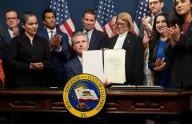 Newsom firmó la legislación que aprueba la  redistribución de distritos electorales de California
