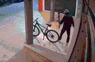 Robó dos bicicletas de un edificio en Concepción del Uruguay y quedó grabado: EL VIDEO