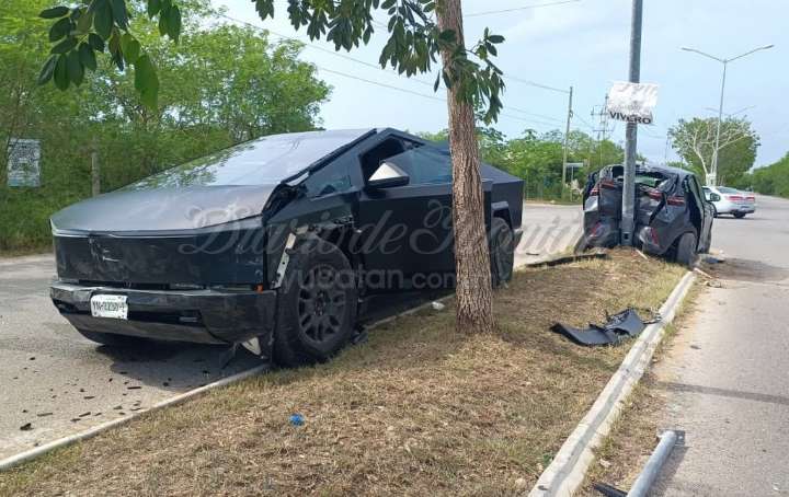 Fuerte accidente entre Cybertruck y auto eléctrico en Mérida: tres lesionados