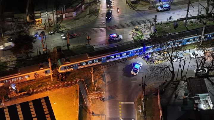 Persecución en Quilmes terminó con una moto policial arrollada por un tren
