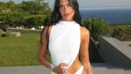 Dua Lipa brilla en Ibiza con el vestido de escote 'side boob' más atrevido para celebrar su cumpleaños