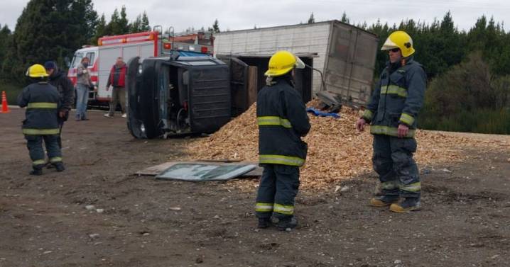 Jueves gris para los camiones en Ruta 40: otro vuelco en Bariloche dejó un herido, cuál es su estado