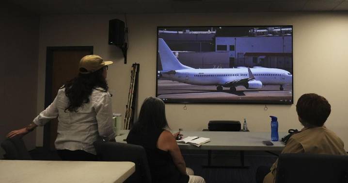 Vuelos de deportación en EEUU alcanzan récord y aerolíneas intentan ocultarlos, dicen activistas