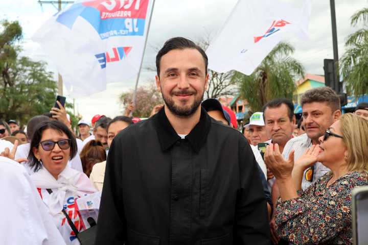 El candidato vicepresidencial Velasco dice que "se está acabando el socialismo" en Bolivia