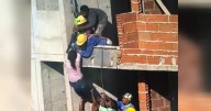 Video: así fue el dramático rescate de una mujer que quedó colgada de una obra en construcción