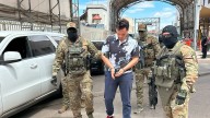 Agentes de ICE escoltan a Julio César Chávez Jr. durante su deportación a México