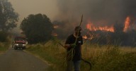 Cuatro bomberos heridos, uno grave, en las labores de extinción de los fuegos de Galicia