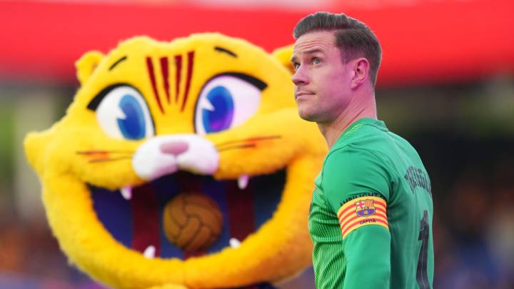 La afición del Barcelona ovaciona a Ter Stegen en su discurso: "Ha sido importante solucionar todo"