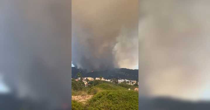 Incendio en la Sierra de la Plata visto desde la playa de Atlanterra