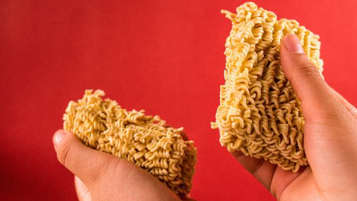 Tragedia alimentaria: joven fallece tras consumir tres paquetes de fideos instantáneos crudos