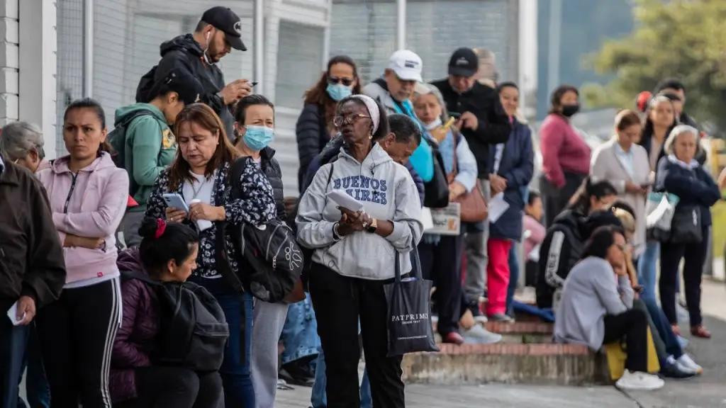 Los que pueden están acudiendo a pólizas ante crisis de la salud