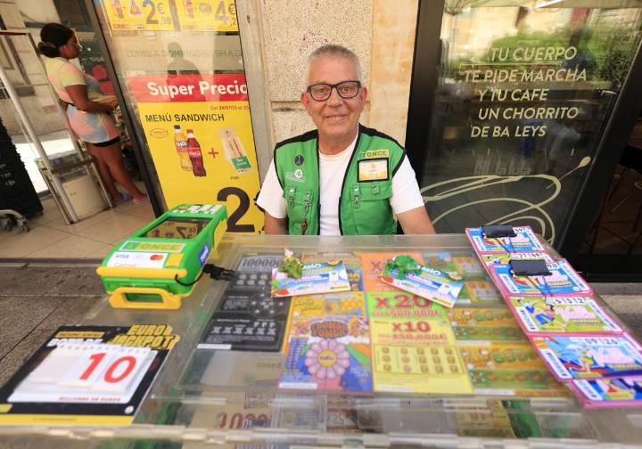 Agua, sombra y gorra, los imprescindibles de los trabajadores de Salamanca bajo el sol en plena ola de calor